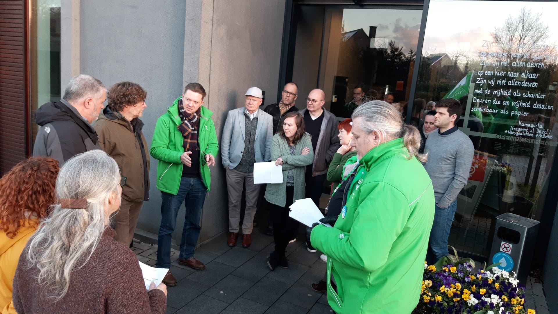 Joery Dehaes geeft uitleg aan de gemeenteraadsleden aan het gemeentehuis in Haacht